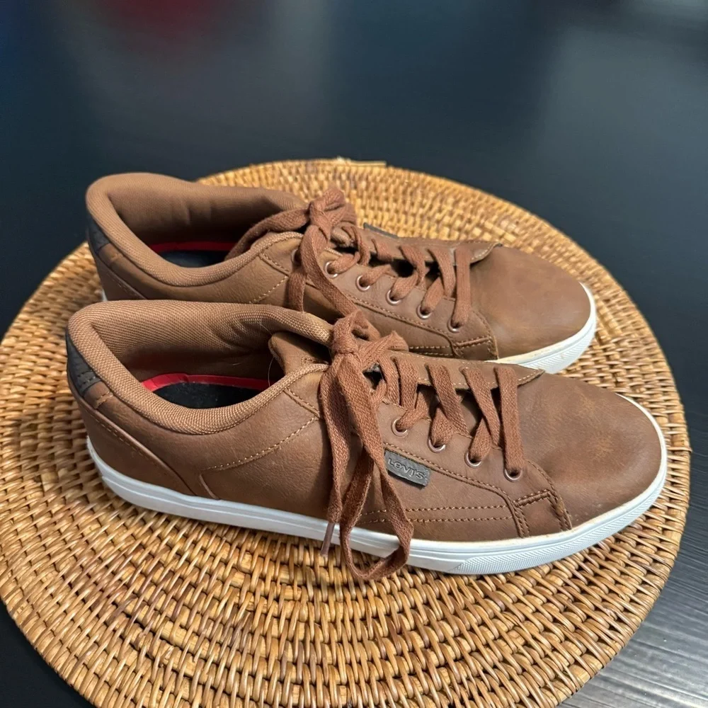 Levi's Courtright sneakers in brown synthetic leather.‎ Size 8 men’s.